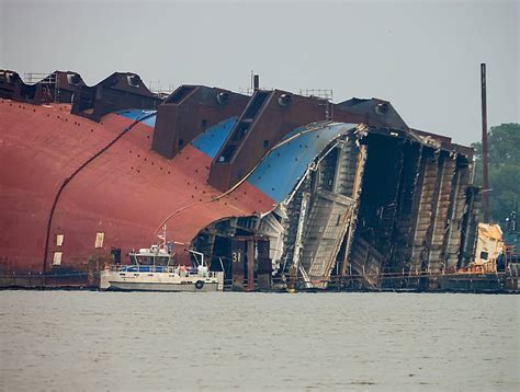 ship crashes into baltimore dock